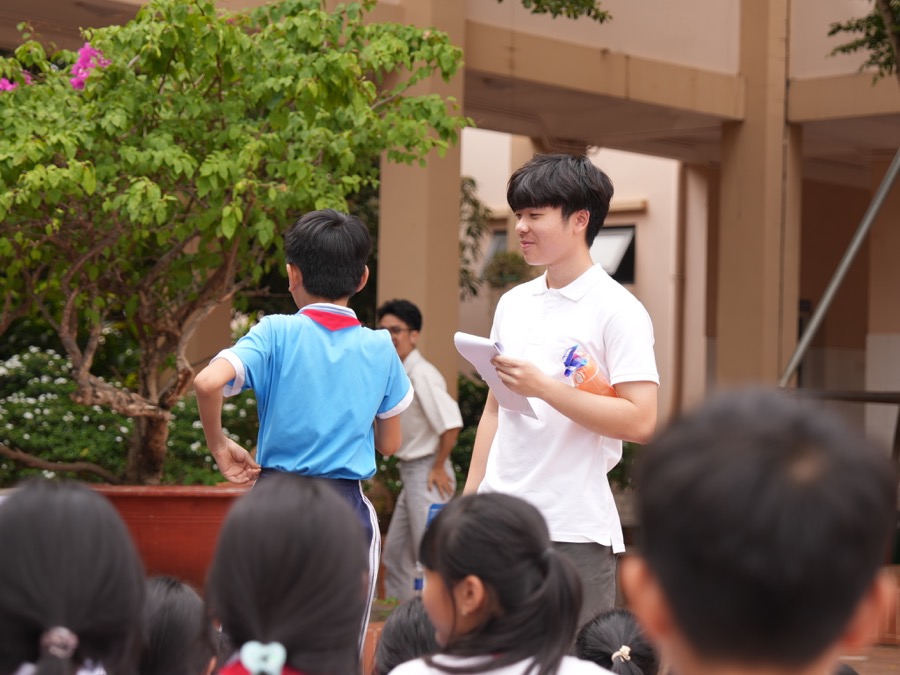 Trao tặng quà cho học sinh